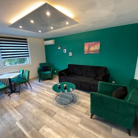 Apartman Omar Stan Na Dan Besplatan Parking 塞拉耶佛 外观 照片