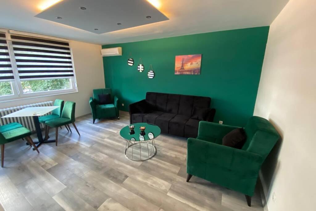 Apartman Omar Stan Na Dan Besplatan Parking 塞拉耶佛 外观 照片