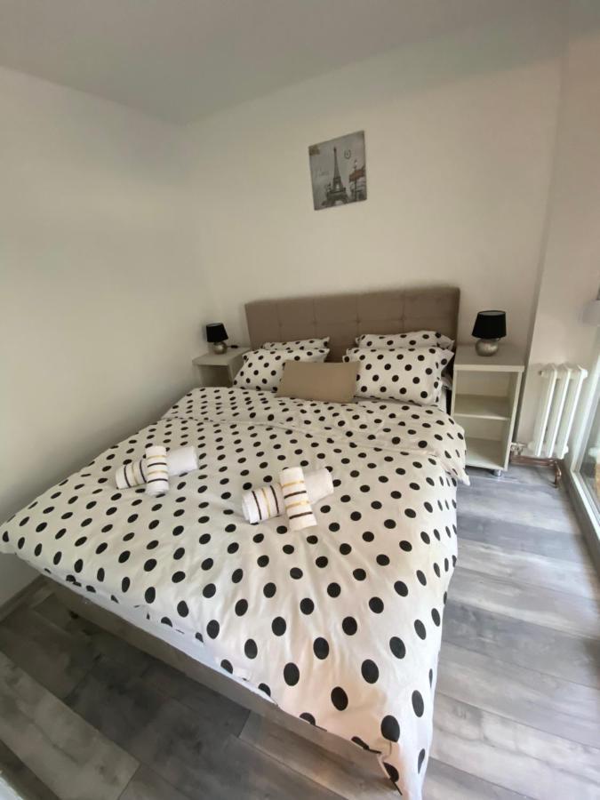 Apartman Omar Stan Na Dan Besplatan Parking 塞拉耶佛 外观 照片