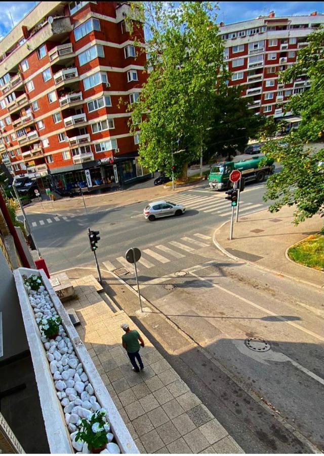 Apartman Omar Stan Na Dan Besplatan Parking 塞拉耶佛 外观 照片