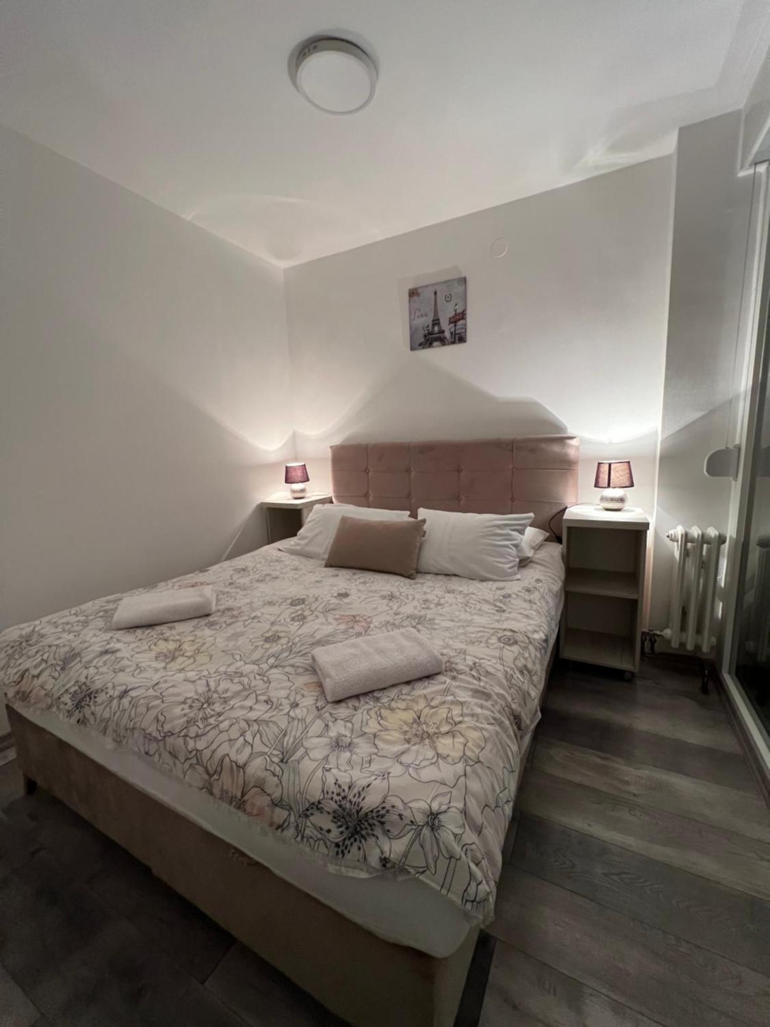 Apartman Omar Stan Na Dan Besplatan Parking 塞拉耶佛 外观 照片