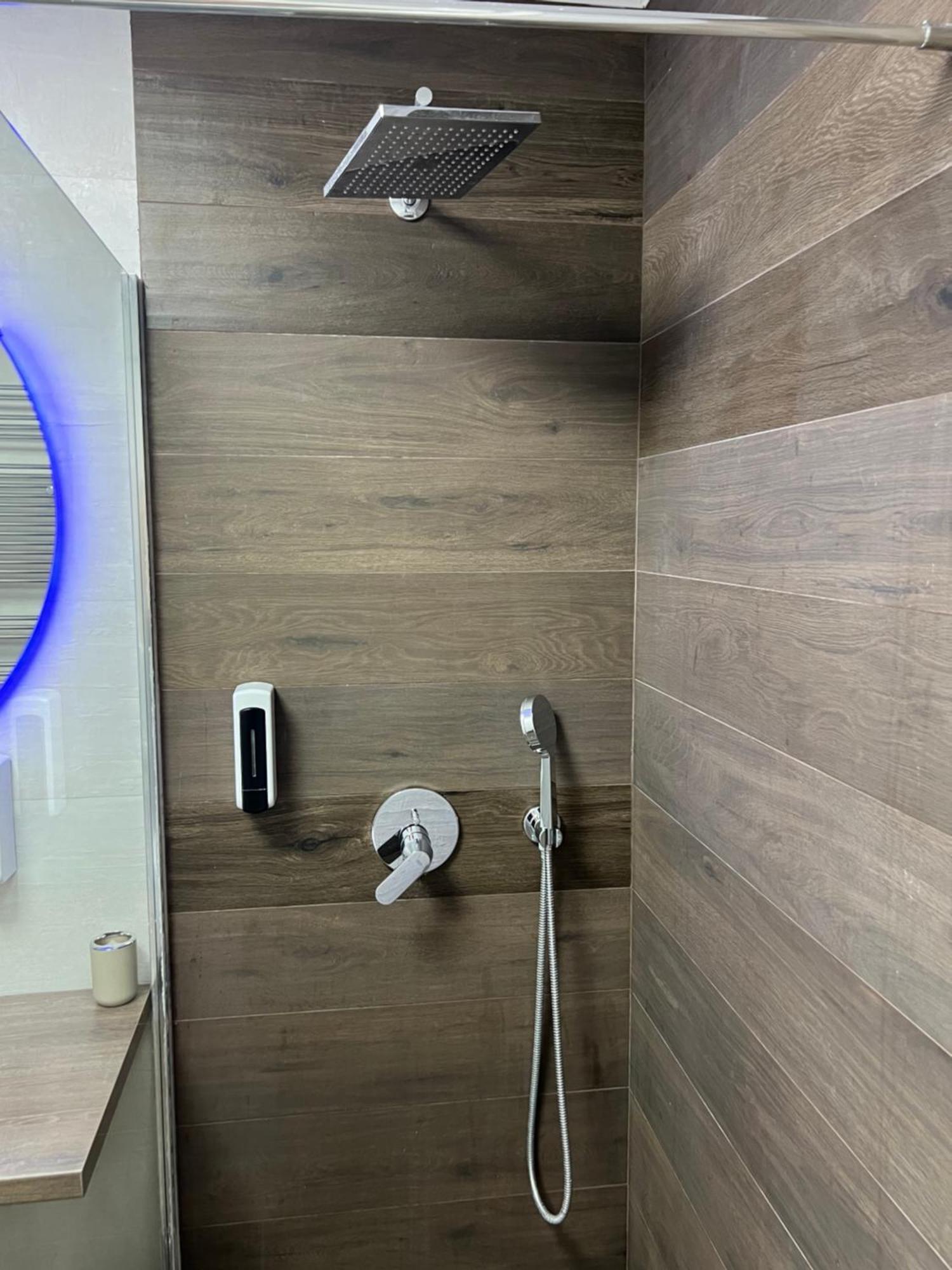 Apartman Omar Stan Na Dan Besplatan Parking 塞拉耶佛 外观 照片